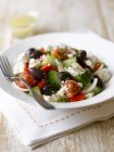 Salada grega em prato — Fotografia de Stock