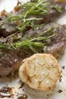Steaks de bœuf aux herbes — Photo de stock