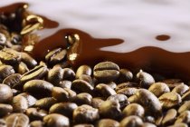 Granos de café y chocolate - foto de stock