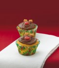 Cupcake alla vaniglia decorati con facce di renna — Foto stock