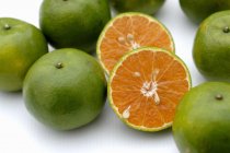 Свежие зеленые мандарины — стоковое фото
