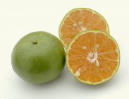 Mandarinas verdes frescas - foto de stock