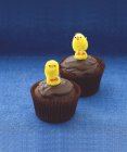 Cupcakes decorated with Easter chicks — Stock Photo