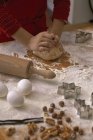 Massa de biscoito de amassar criança em uma superfície de trabalho com farinhas — Fotografia de Stock