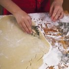 Kekse werden ausgeschnitten — Stockfoto