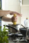 Pessoa que coloca esparguete na água — Fotografia de Stock