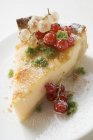 Trozo de pastel de queso con grosellas rojas - foto de stock