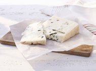 Morceaux de fromage Gorgonzola — Photo de stock