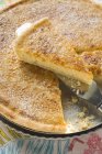 Частично нарезанный карамельный пирог — стоковое фото