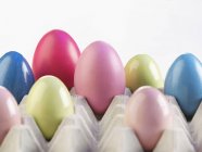 Huevos coloreados en caja - foto de stock
