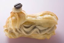Крупним планом вид на Енклер, наповнений моча-кремом і кавовим зерном — стокове фото