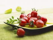 Teller mit frischen Tomaten — Stockfoto