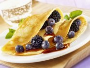 Pancakes with blueberries and blackberries — Stock Photo