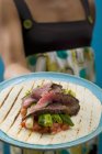 Femme servant tortilla — Photo de stock