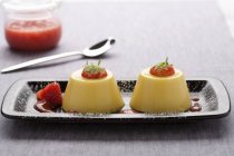 Pudding à la vanille avec sauce aux fraises — Photo de stock
