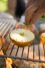 Grilled halved apples — Stock Photo