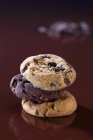 Biscotti impilati con gocce di cioccolato — Foto stock