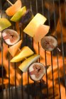 Vue rapprochée des kebabs de fruits sur grille barbecue — Photo de stock