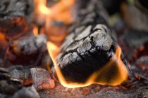 Vue rapprochée des charbons ardents et brûlants — Photo de stock