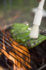 Chillies verdes no churrasco grelhador com escova — Fotografia de Stock