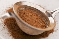 Cacao en polvo mezclado con azúcar - foto de stock