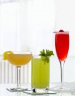 Tropische Cocktails in eleganten Gläsern — Stockfoto