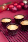 Cupcake alla vaniglia su portacavi — Foto stock