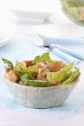 Vue rapprochée de la salade César classique dans un bol — Photo de stock