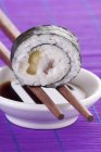 Суши из Маки с сельдью и огурцами — стоковое фото