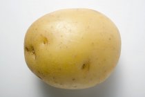 Чистый и сырой картофель — стоковое фото