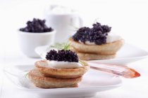 Nahaufnahme von Blinis mit saurer Sahne und Kaviar — Stockfoto