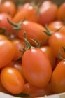 Tomates cherry en cesta - foto de stock