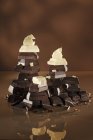 Cioccolato fondente e bianco impilato — Foto stock