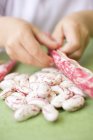 Mani di bambini pelando fagioli borlotti — Foto stock