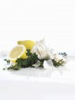 Garlic with thyme and lemons — Stock Photo
