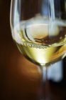 Copa de vino verde Veltliner - foto de stock