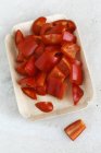 Нарезанный красный перец на тарелке — стоковое фото