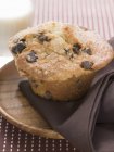 Muffin aux pépites de chocolat sur plaque de bois — Photo de stock