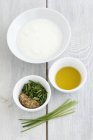 Vista elevata degli ingredienti per condire l'insalata — Foto stock