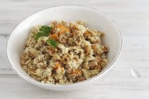 Couscous con verdure servite ciotola — Foto stock