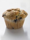 Blaubeer-Muffin im Papieretui — Stockfoto