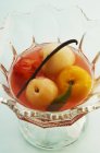Fruta en vinagre en sauternes en un tazón sobre una superficie ligera - foto de stock