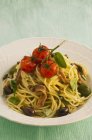 Spaghetti mit Sardellen und Tomaten — Stockfoto