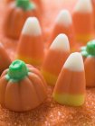 Zucche per Halloween su arancione — Foto stock