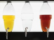 Vista de perto de diferentes espíritos coloridos em recipientes de vidro — Fotografia de Stock