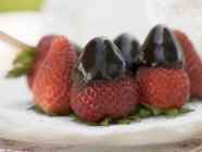 In Schokolade getauchte frische Erdbeeren — Stockfoto