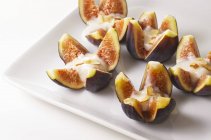 Figues avec yaourt et amandes — Photo de stock