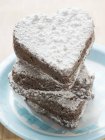 Cuori di cioccolato cosparsi di zucchero a velo — Foto stock