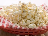 Popcorn sur la serviette dans le panier — Photo de stock