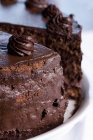 Teilweise aufgeschnittener Schokoladenkuchen — Stockfoto
